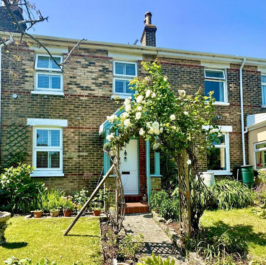 Garden Cottage - 3 Bedroom Close To Town And Beach Bournemouth Dış mekan fotoğraf