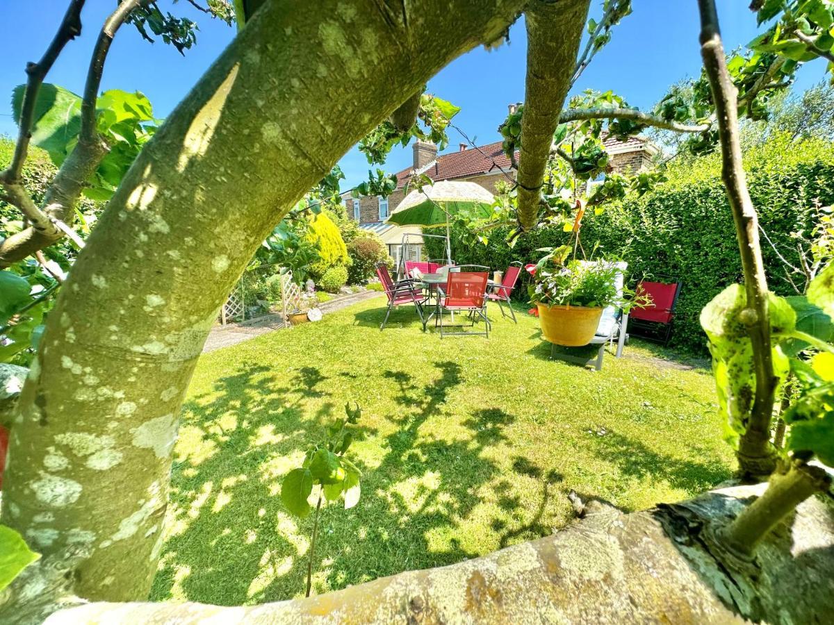 Garden Cottage - 3 Bedroom Close To Town And Beach Bournemouth Dış mekan fotoğraf